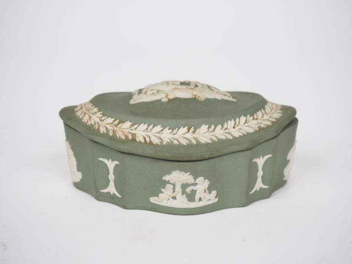 WEDGWOOD. Boîte couverte en biscuit à décor d'angelots et de feuillage