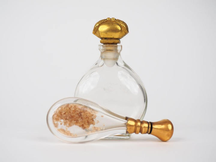 Flacon à sels en cristal et or jaune 750 millièmes, le bouchon monogra