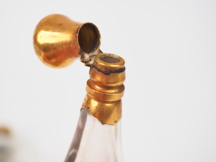 Flacon à sels en cristal et or jaune 750 millièmes, le bouchon monogra