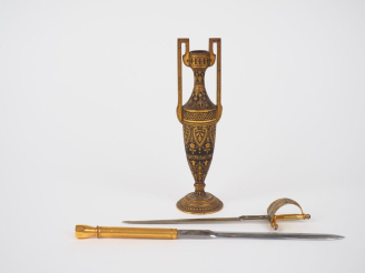 Vente aux enchères Presse papier ou soliflore Napoléon III en bronze doré et patiné brun 