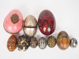 Vente aux enchères Collection de 10 boîtes en forme d'oeuf. H. de 5,5 à 15 cm.  (Usures, 