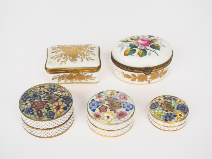 Deux boîtes à pilules en porcelaine de Paris à décor de fleurs polychr