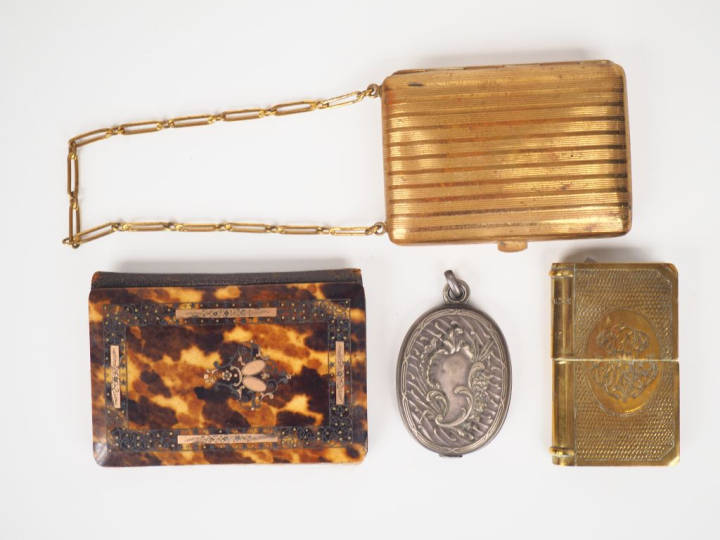 Lot comprenant :  - un  miroir de poche en argent. - un étui à briquet