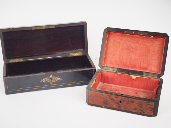Coffret Napoléon III en bois noirci et marqueterie Boulle. Dim. 8 x 27