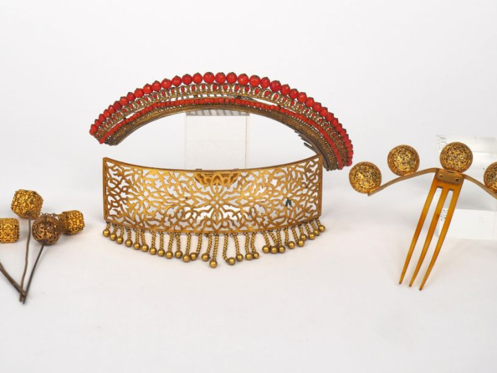 Ensemble d'accessoires de coiffes Napoléon III comprenant : - une tiar
