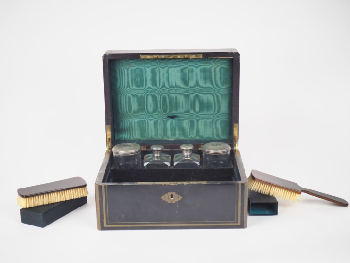 TAHAN à Paris. Coffret de voyage en bois noirci fileté de laiton, inté