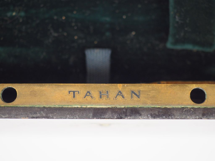 TAHAN à Paris. Coffret de voyage en bois noirci fileté de laiton, inté