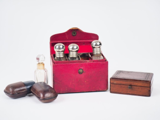 Vente aux enchères Lot comprenant :  - Un coffret à odeurs en cuir rouge contenant 3 flac