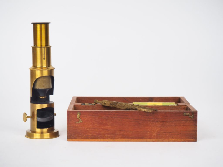Microscope en laiton dans son coffret en acajou. H. 15 cm.