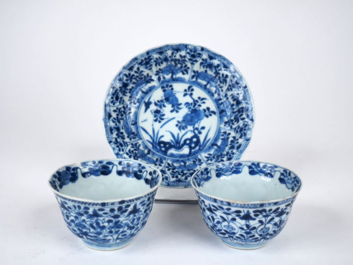 Deux tasses et une sous tasse en porcelaine de style extrême-orient à 