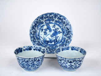 Vente aux enchères Deux tasses et une sous tasse en porcelaine de style extrême-orient à 