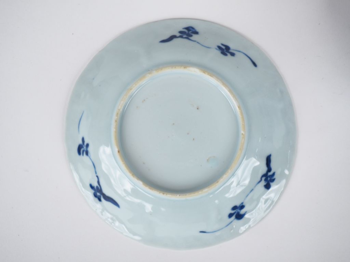 Deux tasses et une sous tasse en porcelaine de style extrême-orient à 