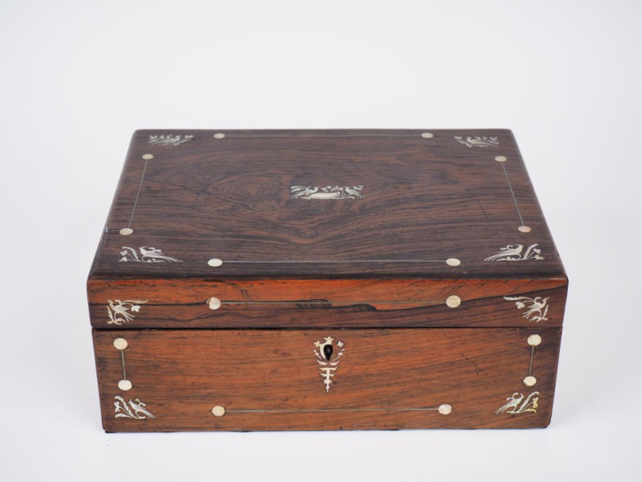 Coffret fin XIXème - début Xxème en palissandre à décor en marqueterie