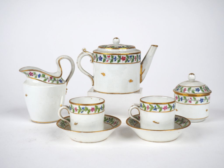 Service de poupée fin XIXème - début Xxème en porcelaine décor polychr