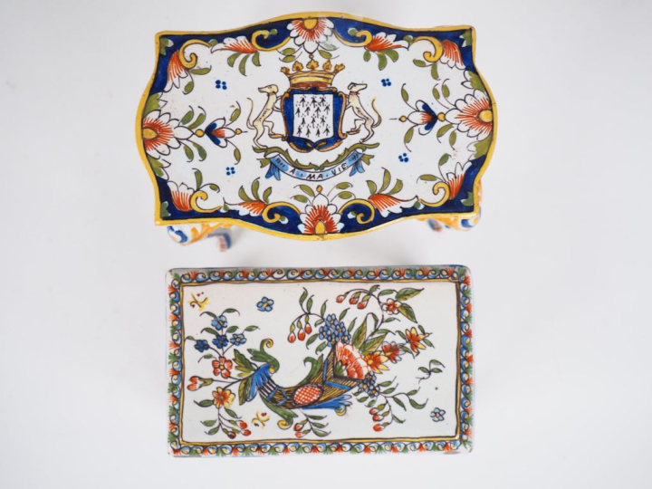 Mobilier de poupée en faïence polychrome figurant deux tables de milie