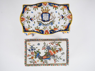 Vente aux enchères Mobilier de poupée en faïence polychrome figurant deux tables de milie