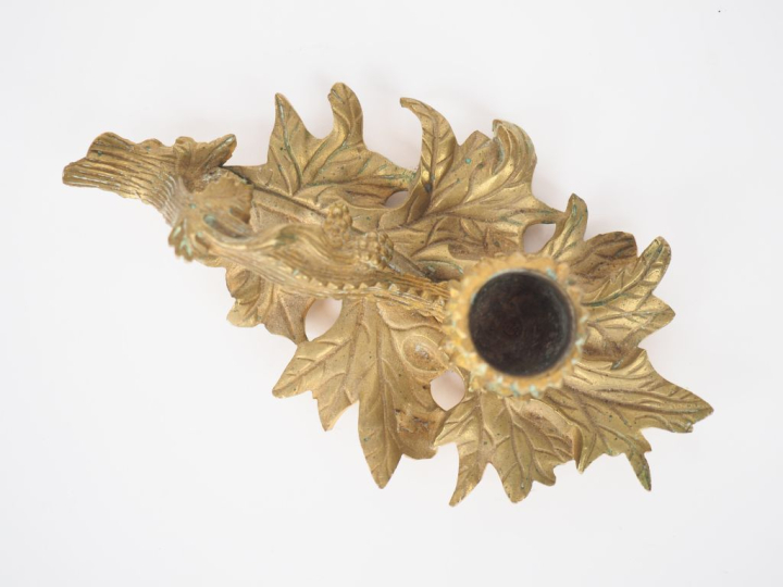 Passe-couloir 1900 en bronze en forme de chardon en fleur. Dim. 5 x 17