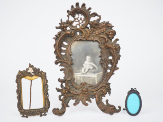Vente aux enchères Trois différents cadres porte-photos de style rocaille ou de style Lou