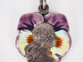 Vente aux enchères Pendentif Art Nouveau en métal argenté et émail polychrome figurant un