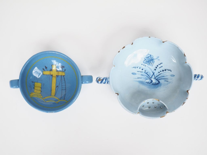 Bol à anses fin XIXème - début Xxème en faïence polychrome à décor des