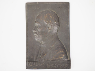 Vente aux enchères Plaque début XXème en bronze à l'éffigie de Louis Pasteur. Dim. 16 x 1