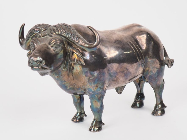 Sujet en argent fourré bas titre, "buffle". Signé. Poids tel. 618 g. D