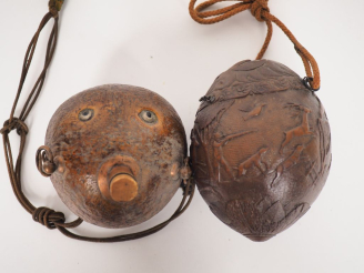 Vente aux enchères Deux différentes noix de coco sculptées, l'une à décor de scène de cha