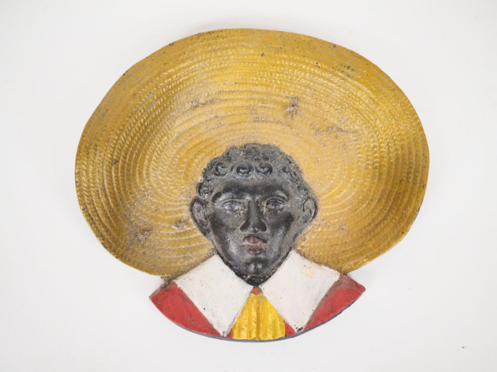 Cendrier début XXème en plomb polychrome figurant un jeune créole au c