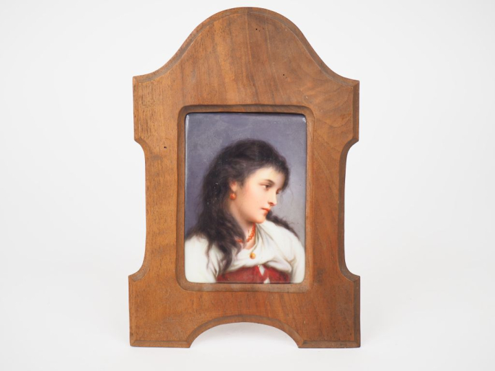 Ecole française début XXème. "jeune fille au collier de perles rouges"