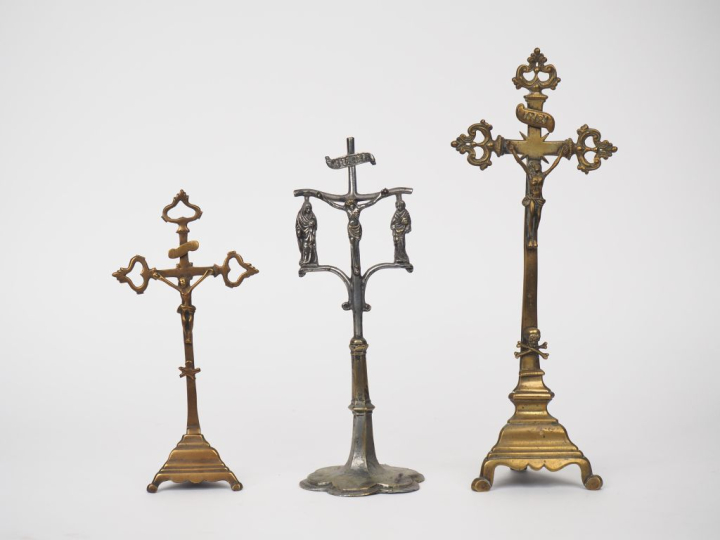 Trois différents crucifix anciens en bronze et bronze argenté.  H. de 