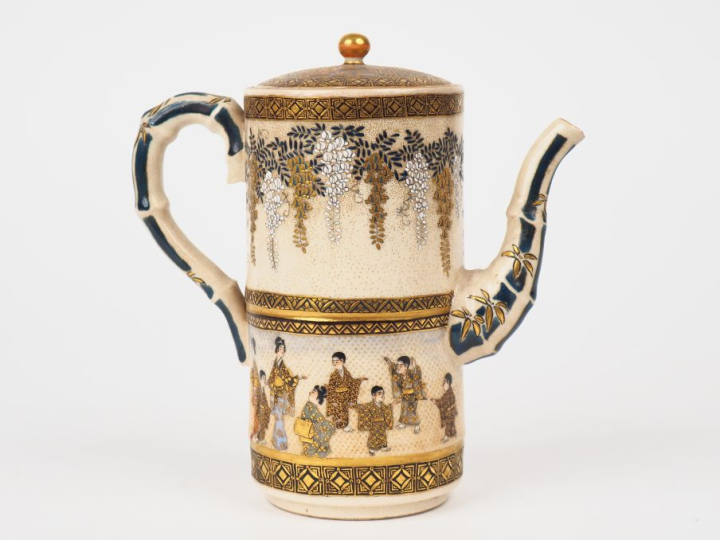 Théière en faience de Satsuma, à décor émaillé et rehaussé d'or de mèr