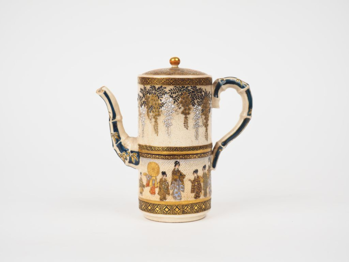 Théière en faience de Satsuma, à décor émaillé et rehaussé d'or de mèr
