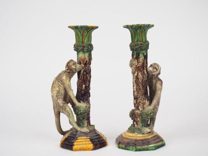 Paire de bougeoirs en céramique polychrome portugaise à décor en ronde