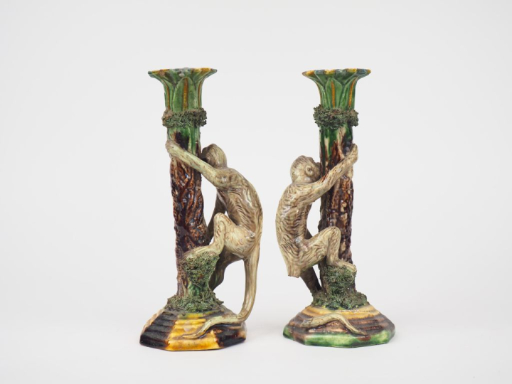 Paire de bougeoirs en céramique polychrome portugaise à décor en ronde