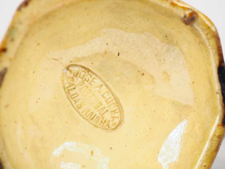 Paire de bougeoirs en céramique polychrome portugaise à décor en ronde