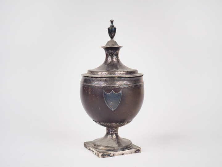Coupe couverte en bois et argent. Poinçonnée et signée. Poids tel : 40