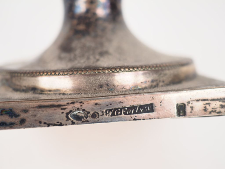 Coupe couverte en bois et argent. Poinçonnée et signée. Poids tel : 40