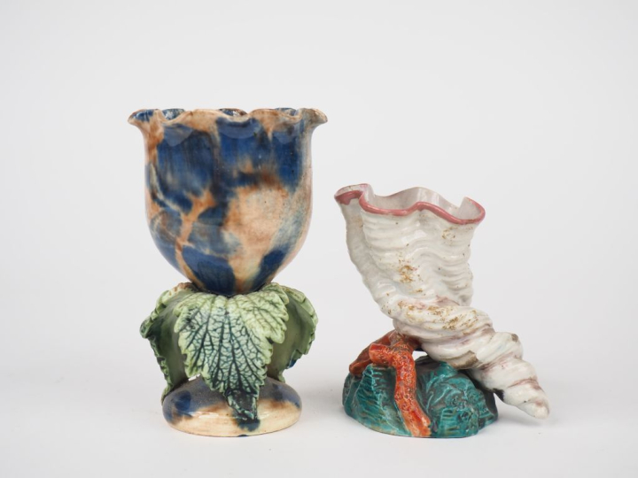 Deux petits vases fin XIXème - début XXème en céramique polychrome, l'