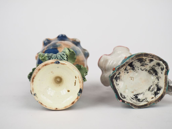 Deux petits vases fin XIXème - début XXème en céramique polychrome, l'