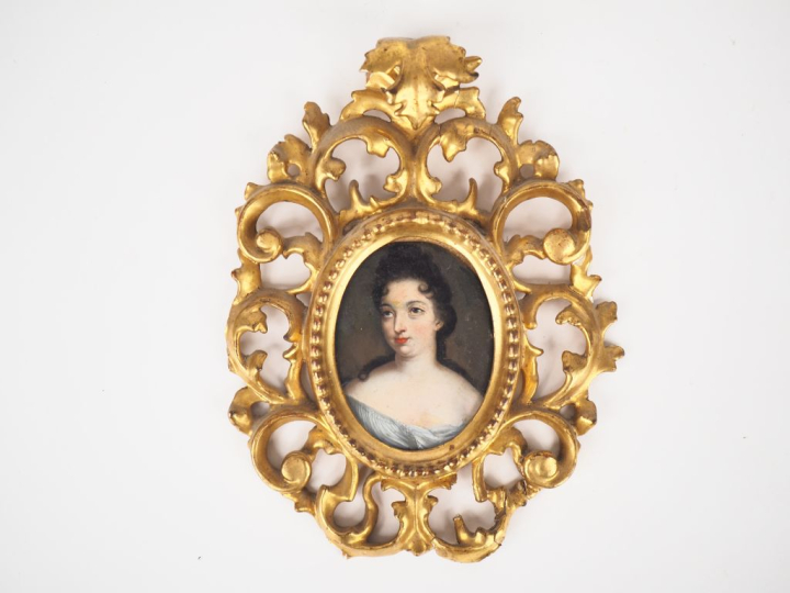 Ecole française XVIIIème. "Portrait de dame à la robe blanche". Huile 