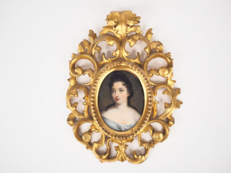 Vente aux enchères Ecole française XVIIIème. "Portrait de dame à la robe blanche". Huile 