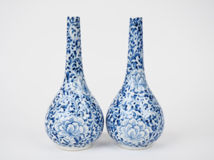 Paire de vases à long col en porcelaine de Chine à décor bleu blanc. H