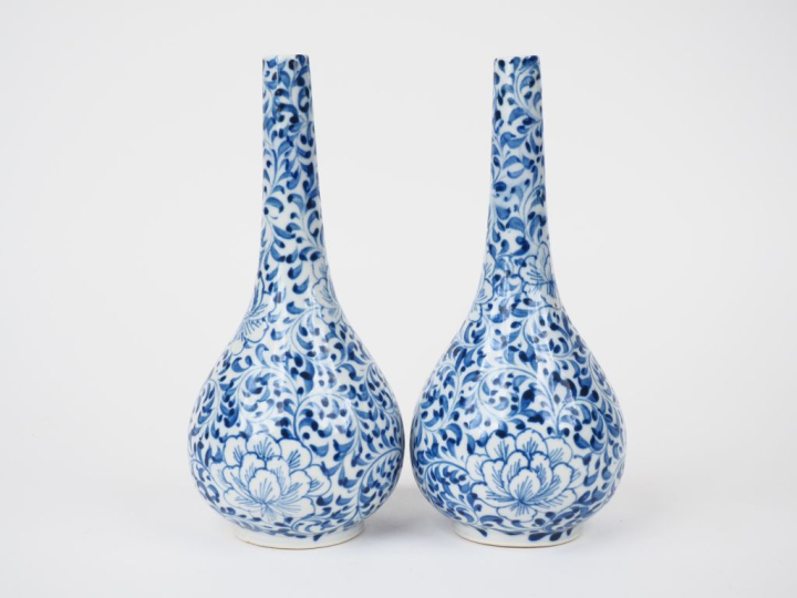Paire de vases à long col en porcelaine de Chine à décor bleu blanc. H