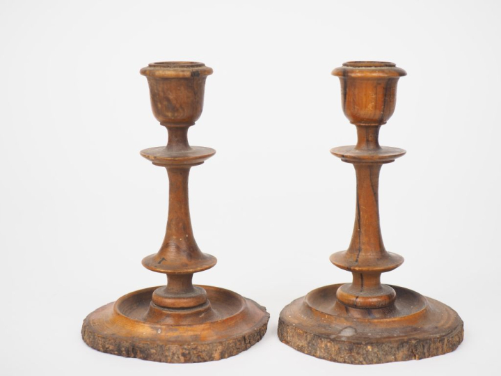 Paire de bougeoirs en olivier tourné en forme de balustre. H. 14 cm