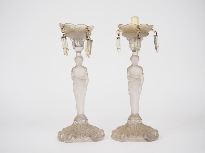Paire de bougeoirs 1900 en verre moulé, le fût en forme de gaine. H. 3