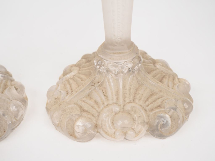Paire de bougeoirs 1900 en verre moulé, le fût en forme de gaine. H. 3