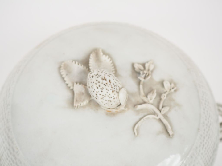 Petite soupière XIXème en porcelaine en forme de panier en osier tress