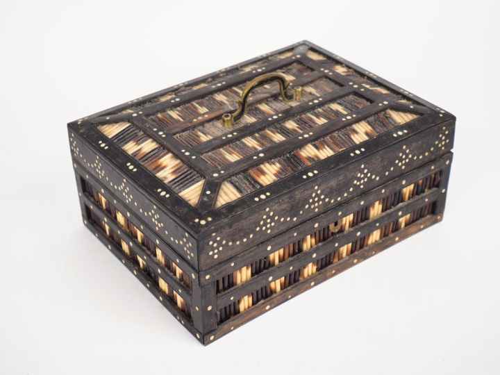 Coffret à bijoux fin XIXème début Xxème en épines de porc épic et ébèn