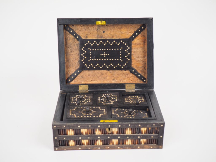 Coffret à bijoux fin XIXème début Xxème en épines de porc épic et ébèn
