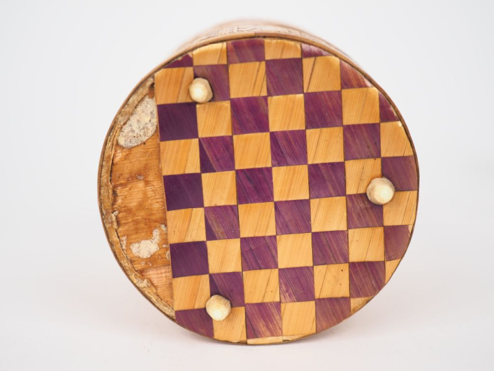 Boite à couture cylindrique XIXème en marqueterie de paille polychrome
